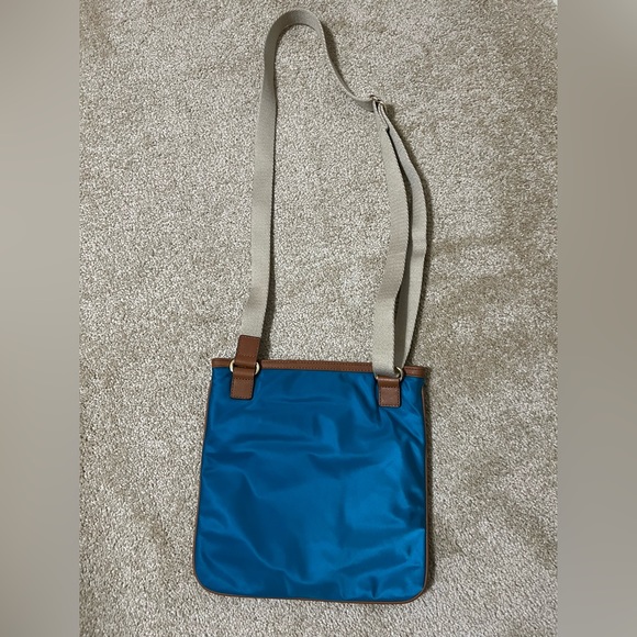 Michel kors cross body, no flaws. Used only one time. - Picture 2 of 7